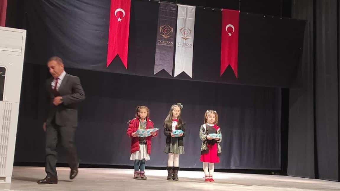 Okulumuz ilkokul 2. sınıf öğrencisi Gülnur Yılmaz 12 Mart istiklal Marşının kabulu konulu resim yarışmasında ilçe birincisi olmuştur.  